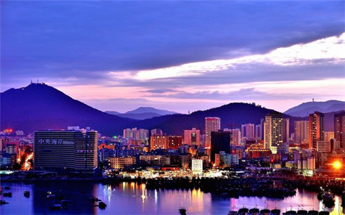 卢小七辣酱拌面